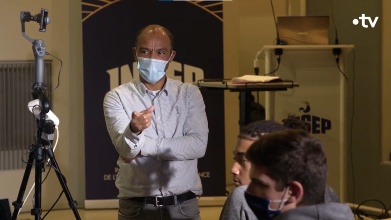 Comment s'entraîner à répondre à un journaliste grâce à un media training sur Paris La Défense